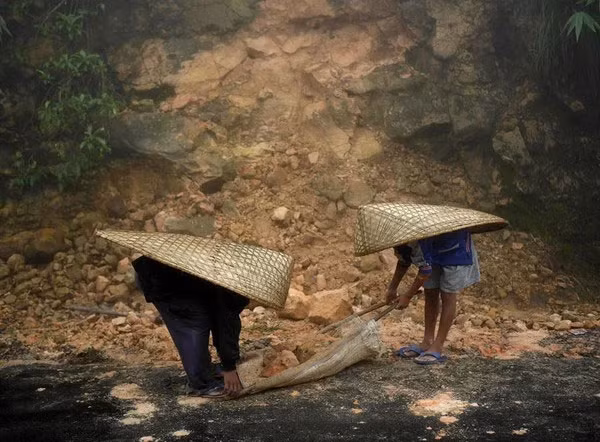 Để chống chọi lại với những trận mưa dai dẳng, người dân ở đây chế tạo ra một loại “áo mưa” có tên là Knups với hình dạng như chiếc thuyền được làm từ tre và lá chuối.