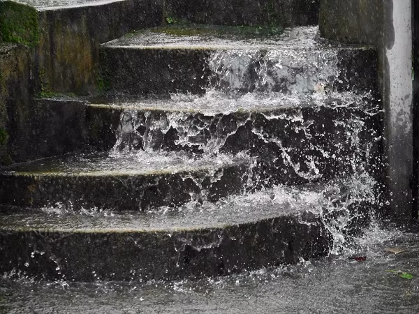 Mưa lớn chủ yếu diễn ra vào ban đêm. Lượng mưa đạt mức cao nhất vào tháng 6,7. Giống hầu hết ngôi làng thuộc vùng Meghalaya, phía đông bắc Ấn Độ, người dân ở đây thuộc dân tộc thiểu số Khasi.