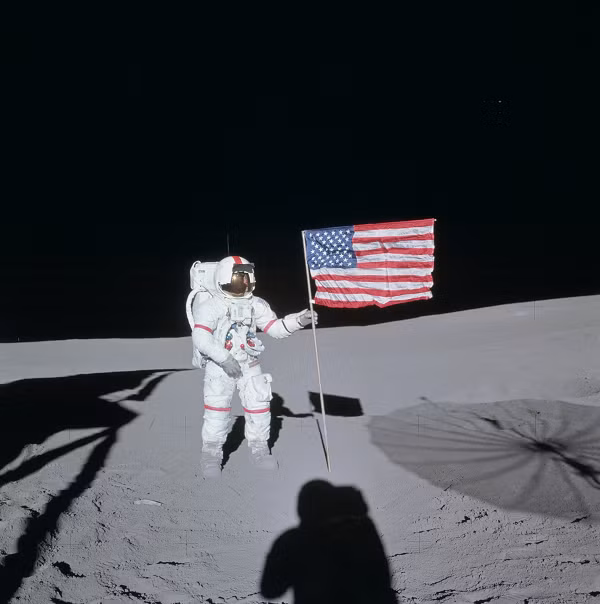 Sứ mệnh Apollo 14 được khởi động vào ngày 31 tháng 1 năm 1971 đã mang theo khoảng 500 hạt giống vào không gian. Sau đó, các hạt giống được trồng song song cùng với những hạt giống bình thường chưa được đưa lên vũ trụ. Kết quả, hầu hết các hạt giống này đều nảy mầm bình thường và phát triển thành các cây non.