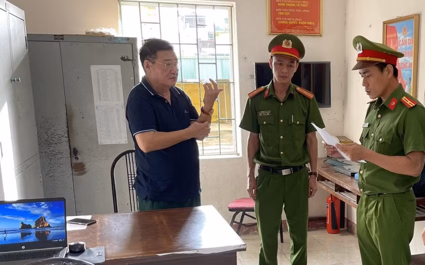  Bắt Giám đốc Công ty Cổ phần đầu tư xây dựng và Du lịch CIT: Chiều 3/10, Công an tỉnh Quảng Nam đã bắt tạm giam bốn tháng đối với ông Phạm Văn Hải (68 tuổi, ngụ phường Linh Tây, TP Thủ Đức, TP HCM). Bị can Hải là Giám đốc Công ty Cổ phần Đầu tư xây dựng và Du lịch CIT (thị trấn Lăng Cô, huyện Phú Lộc, Thừa Thiên – Huế), bị bắt do có liên quan đến vụ án “vi phạm quy định về đầu tư công trình xây dựng gây hậu quả nghiêm trọng” tại dự án đường giao thông nối xã Zuôih (huyện Nam Giang) với xã Lăng (huyện Tây Giang, Quảng Nam). Cũng trong vụ án này, trước đó, Công an tỉnh Quảng Nam đã bắt tạm giam Thái Minh Hoàng (58 tuổi, cựu Giám đốc BQL dự án ĐTXD huyện Nam Giang) và Nguyễn Đình Tấn (63 tuổi, Giám đốc Công ty Cổ phần tư vấn giám sát Bách Khoa). Theo điều tra, Hoàng (đại diện chủ đầu tư) và Tấn (đại diện đơn vị giám sát) và Hải tiến hành nghiệm thu không đúng với thi công thực tế, gây thiệt hại cho Nhà nước số tiền hơn 3,1 tỉ đồng.
