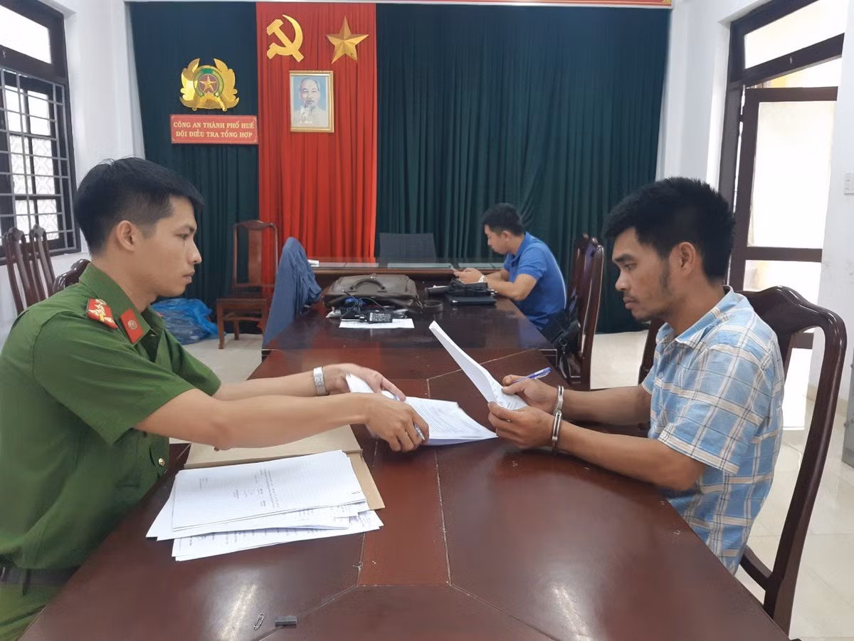 Bắt đối tượng “phê” cỏ Mỹ đập phá nhiều ô tô của người dân - Hình 2 Bat doi tuong “phe” co My dap pha nhieu o to cua nguoi dan-Hinh-2