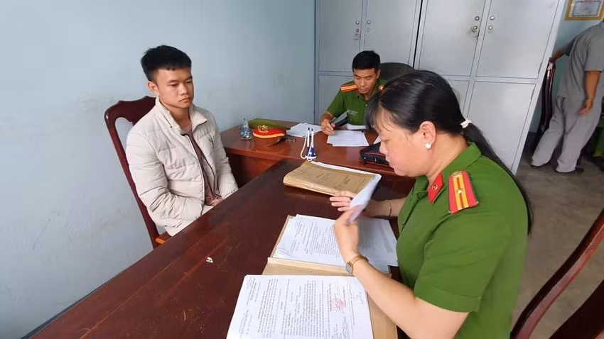  Từ lời thách thức trên Facebook thành tội giết người: Ngày 10/10, cơ quan Cảnh sát điều tra Công an tỉnh Đắk Lắk, cho biết vừa ra quyết định khởi tố bị can, lệnh bắt tạm giam Nguyễn Đức Duy (25 tuổi, ngụ xã Hòa Thắng, TP Buôn Ma Thuột, Đắk Lắk) để điều tra về tội giết người. Theo điều tra, Duy quen biết và thường xuyên xảy ra mâu thuẫn với anh Ngô Văn Minh Tú (32 tuổi, ngụ TP Tân An, Long An) trên Facebook. Ngày 8/5, biết anh Tú đến TP Buôn Ma Thuột chơi cùng bạn nên Duy nhắn tin thách thức đánh nhau. Sau đó, hai bên đã cầm hung khí lao vào hỗn chiến. Lúc này, Duy đã đâm một nhát trúng vào bụng anh Nguyễn Phương Nam (23 tuổi, ngụ thị trấn Ea Tling, huyện Cư Jút, Đắk Nông) trong nhóm của anh Tú. Rất may, anh Nam được bạn đưa đến bệnh viện cấp cứu kịp thời nên không ảnh hưởng đến tính mạng.