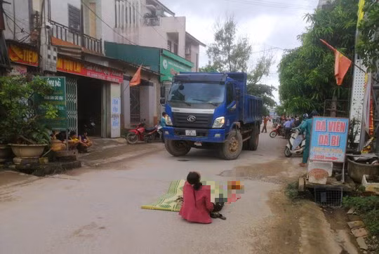  Xe ben đi lùi tông chết người đi đường: Sáng 5/10, tại tuyến đường Trần Hưng Đạo (thuộc xã Liên Thuỷ, huyện Lệ Thuỷ, tỉnh Quảng Bình) xảy ra vụ tai nạn giao thông nghiêm trọng khiến một người phụ nữ tử vong. Vào thời điểm trên, bà Hoàng Thị B. (trú tại thị trấn Kiến Giang, huyện Lệ Thuỷ) đang đi bộ trên đường thì bị chiếc xe ben do ông Trần M. (SN 1978, trú tại xã Trường Thuỷ, huyện Lệ Thuỷ) điều khiển đi lùi cuốn vào gầm xe. Vụ tai nạn khiến bà B. tử vong tại chỗ. Toàn bộ vụ tai nạn được camera của một người dân ở gần hiện trường ghi lại.