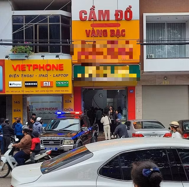  Bắt giữ đối tượng cướp tiệm vàng giữa trưa: Chiều 20/10, UBND phường Vĩnh Trại, TP Lạng Sơn xác nhận, trưa cùng ngày tại địa phương vừa xảy ra vụ cướp tiệm vàng. Theo thông tin ban đầu, vụ cướp xảy ra tại tiệm vàng trên đường Lê Lợi (phường Vĩnh Trại), với nghi phạm là một người đàn ông. Tại đây, nghi phạm đã dùng hung khí đe dọa nhân viên với mục đích cướp tài sản. Phát hiện sự việc, nhiều người dân đã xông vào khống chế nghi phạm và bàn giao cho công an. 