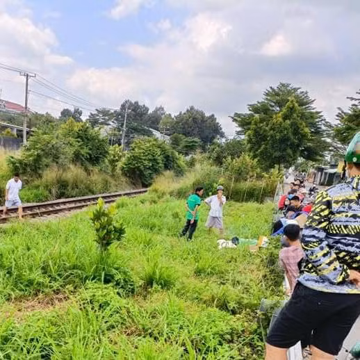  Băng qua đường sắt, 1 người bị tàu tông tử vong: Chiều 7/10, lực lượng chức năng huyện Trảng Bom (Đồng Nai) đang làm rõ nguyên nhân vụ va chạm giữa tàu hỏa và 1 người đi bộ. Theo đó vào trưa cùng ngày, tàu SE22 lưu thông hướng Nam-Bắc. Khi di chuyển qua ấp Phú Sơn, xã Bắc Sơn (huyện Trảng Bom), tàu này va chạm với ông N.V.T (49 tuổi, ngụ xã Bắc Sơn) đang băng qua đường ray. Cú tông mạnh khiến nạn nhân chết tại chỗ. Tại nơi xảy ra sự việc không có đường bộ cắt ngang mà có hệ thống lan can giao thông ngăn cách giữa đường sắt và đường bộ song hành.