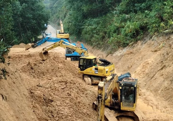 Quang Binh: Giai phong 30.000 m3 dat da vui lap Quoc lo 9C