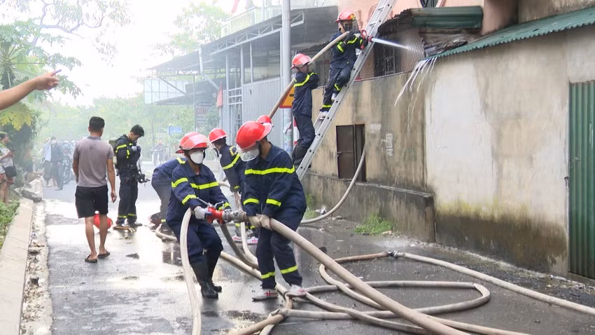  Cửa hàng cháy lúc rạng sáng, thiệt hại hàng tỉ đồng: Rạng sáng 31/10, trên địa bàn huyện Bố Trạch, Quảng Bình xảy ra vụ cháy tại một cửa hàng tạp hóa gây thiệt hại ước tính hàng tỉ đồng. Cụ thể, vụ cháy xảy ra tại cửa hàng tạp hóa Thành Nhung trên đường Hùng Vương (thuộc Tiểu khu 11, thị trấn Hoàn Lão, huyện Bố Trạch). Thời điểm này, trong cửa hàng có hai vợ chồng đang nằm ngủ nhưng đã kịp thời thoát ra ngoài. Theo ghi nhận sơ bộ, tổng thiệt hại về tài sản ước tỉnh lên đến hàng tỉ đồng. 