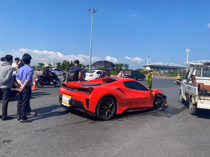  Xác định danh tính tài xế lái siêu xe Ferrari gây tai nạn: Rạng sáng 31/10, xe Ferrari 488 màu đỏ di chuyển trên đường Lê Quang Đạo hướng đi sân vận động Mỹ Đình. Tới đoạn trước cổng Liên đoàn Bóng đá Việt Nam, ôtô này xảy ra va chạm với xe máy do ông Lê Đinh Hới (SN 1964) điều khiển. Vụ tai nạn khiến người đàn ông đi xe máy tử vong tại chỗ, phương tiện bị gãy làm đôi. Qua biện pháp nghiệp vụ, tài xế xe Ferrari được xác định là H.B.V. (sinh năm 1997, trú tại phường Mỹ Đình 2, Nam Từ Liêm, Hà Nội).