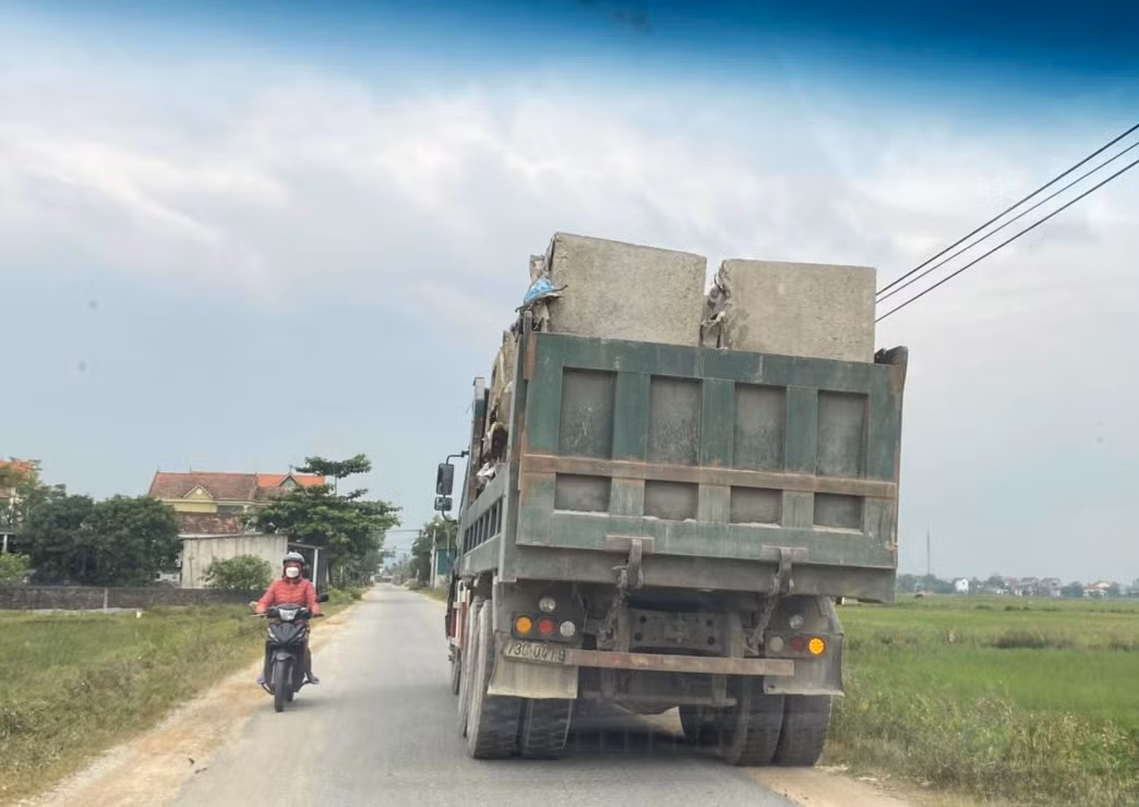 Quang Binh: Xe Howo cua Cty Tien Phong xem thuong tinh mang nguoi dan?