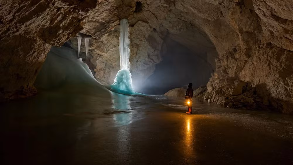 Hàng ngàn hang động giữ băng quanh năm có thể được tìm thấy ở các dãy núi châu Âu. Tại dãy núi Alps của Áo và Ý, lối vào các hang động băng chủ yếu ở độ cao từ 1.580 mét đến 1980 mét. Khi nhiệt độ trên núi tăng lên, khối lượng băng trong nhiều hang động đang bị thu hẹp lại. Ở một số nơi, băng không còn tồn tại lâu năm: Nó biến mất vào mùa hè, tan chảy do mưa và không khí ấm xâm nhập vào các hang động. Đây là hình ảnh Eispalast, hay “cung điện băng” của hang Eisriesenwelt (ở Áo) .Ảnh: National Geographic