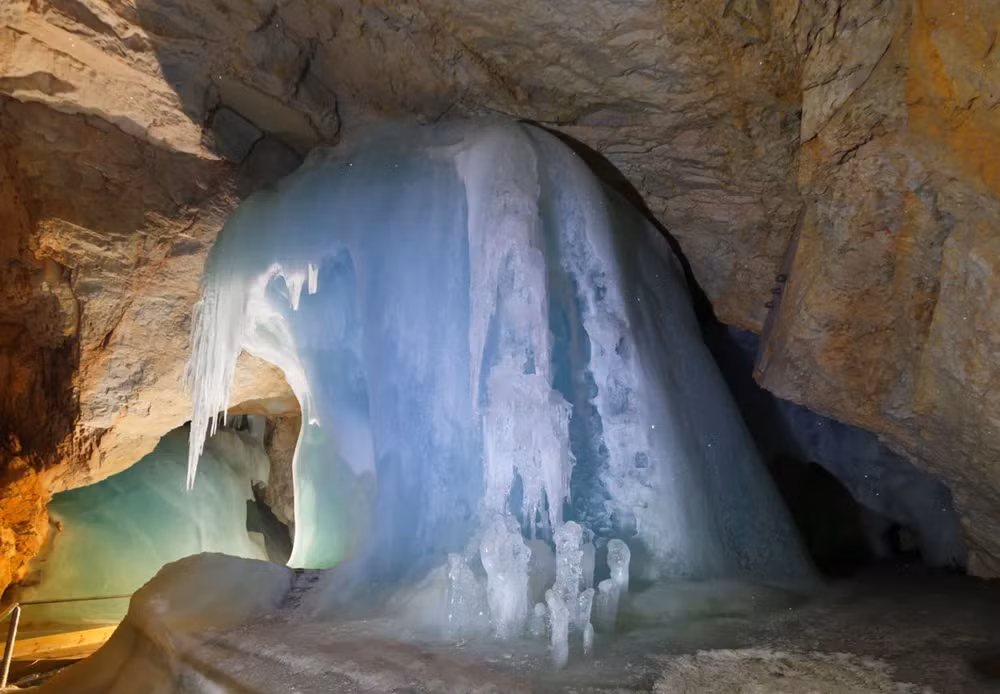 Ngoài kích thước khổng lồ của nó, hang động Eisriesenwelt còn gây ấn tượng với những cung điện bằng băng mang vẻ đẹp kết tinh. Cách Salzburg chưa đầy một giờ về phía nam, Eisriesenwelt là một điểm thu hút khách du lịch trong một thế kỷ.