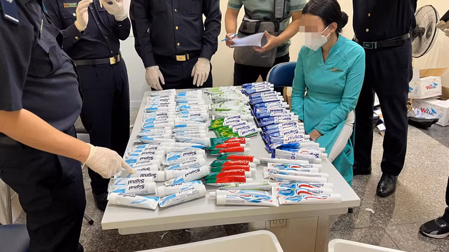 Sau đó, chúng sử dụng dịch vụ giao hàng nhanh trong nước để đưa số ma túy này giao về cho một đối tượng tại Đồng Nai tách thành từng kiện hàng riêng, vận chuyển bằng đường bộ giao cho các đối tượng tại TP HCM và Bình Dương để tiếp tục chia nhỏ, tiêu thụ tại nhiều điểm tại TP HCM và một số tỉnh, thành khác. "Các hành vi trên không liên quan đến các nữ tiếp viên", thông báo của Công an TP HCM nêu.