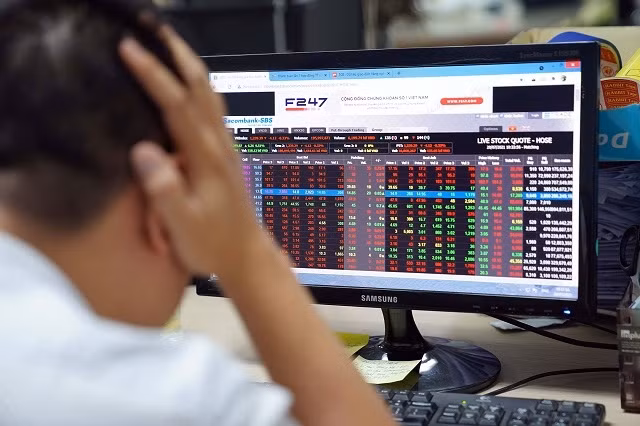  Thua lỗ chứng khoán, hoang báo bị cướp hàng trăm triệu đồng: Ngày 2/6/2022, Công an quận Long Biên, Hà Nội đã lập hồ sơ, ra quyết định xử phạt một nam thanh niên tên D. (SN 1993) về hành vi "Báo thông tin giả, không đúng sự thật đến cơ quan có thẩm quyền". Theo trình báo, D. bị 2 đối tượng đe dọa, cướp 2 điện thoại iphone 13 Pro max, 1 balo bên trong có 1.900 USD và 200 triệu đồng tiền mặt. Công an phường Việt Hưng đã phối hợp với Đội Cảnh sát hình sự Công an quận Long Biên xác minh, làm rõ thông tin trên là không đúng sự thật. Quá trình làm việc, D. khai nhận do đầu tư chứng khoán thua lỗ nên đã nghĩ ra việc bị cướp tài sản. (Ảnh minh họa)