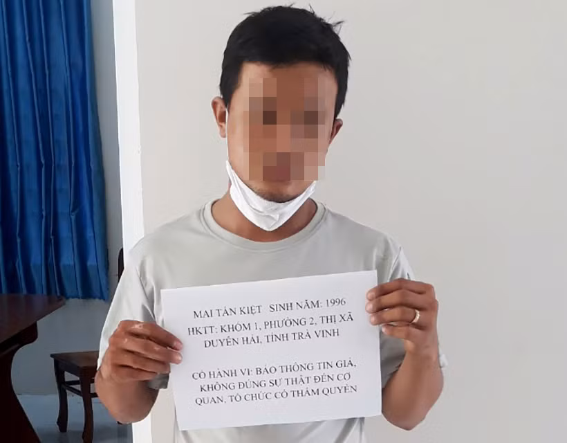  Giả báo tin bị cướp, nam thanh niên bị phạt 2,5 triệu đồng: Do tiêu xài hết số tiền của gia đình, lo sợ bị phát hiện nên Mai Tấn Kiệt (26 tuổi, ngụ phường 2, thị xã Duyên Hải, tỉnh Trà Vinh) đã báo tin giả bị cướp 50 triệu đồng. Ngày 22/1/2022, Kiệt bị UBND phường 2 phạt 2,5 triệu đồng về hành vi báo tin giả.