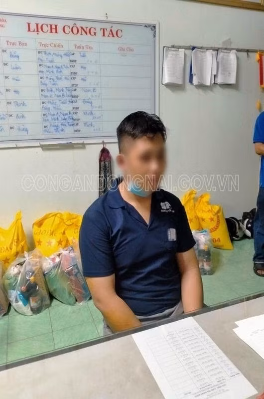  Báo tin giả bị cướp sau khi bán xe, bán điện thoại để trả nợ: Vay tiền để tiêu xài không có khả năng chi trả nên H.G.Đ (22 tuổi, ngụ phường Tân Phong, Biên Hòa, Đồng Nai) đã bán xe, bán điện thoại sau đó đến Công an giả vờ trình báo bị cướp tài sản để có lý do nói với gia đình. Đầu tháng 12/2021, Công an phường Tân Phong đã tiến hành lập hồ sơ xử lý Đ. 