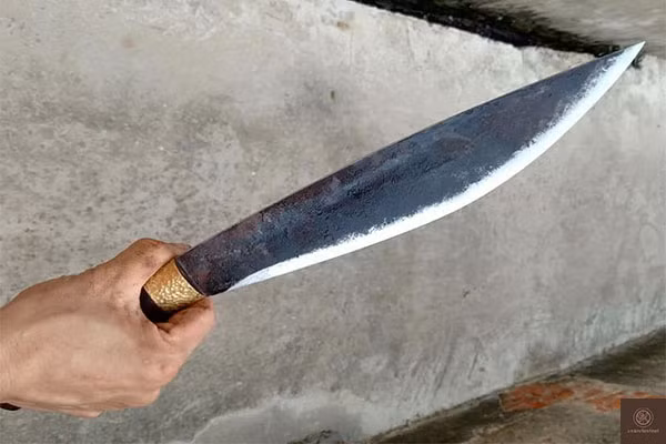 Chị gái của nạn nhân H cho rằng đó là giày của một thanh niên trong thôn có tên Trần Văn Đạo (SN 1978). Lý do chị này biết là vì Đạo có tình cảm và thường xuyên qua nhà để tán tỉnh H. Tiếp tục mở rộng diện tìm kiếm, công an tìm thấy một con dao chuôi bằng gỗ, mũi nhọn, lưỡi sắc được vứt trên khu vực đồi sắn cách hiện trường vụ án khoảng 300m. Khi so sánh, công an xác định đây chính là hung khí gây ra cái chết của hai nạn nhân. (Ảnh minh họa, nguồn ảnh Internet) 