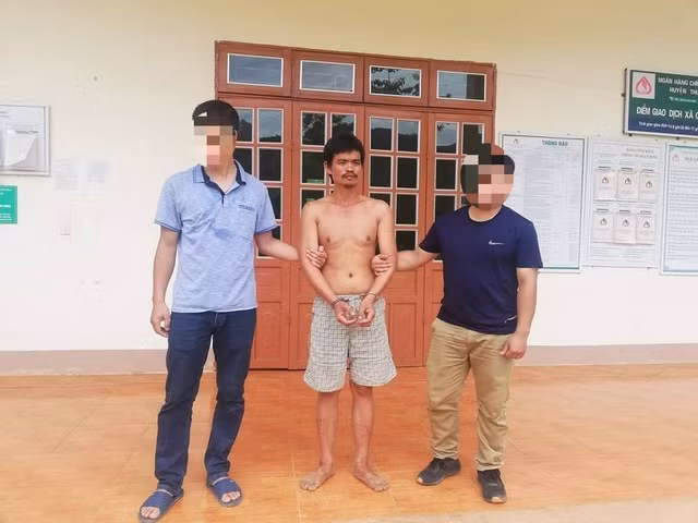  Ra tay sát hại hàng xóm vì nghi bị bỏ bùa và có quan hệ với vợ mình: Ngày 1/7/2020, Công an huyện Thuận Châu, các phòng nghiệp vụ Công an tỉnh Sơn La phối hợp cùng các lực lượng chức năng đã bắt giữ đối tượng Lò Văn Niên (SN 1984, trú tại bản Trọ Phẳng, xã Chiềng Pha, huyện Thuận Châu) - nghi phạm gây ra vụ án giết người trước đó. Nói về lý do xuống tay sát hại hàng xóm, Niên cho biết nghi ngờ anh Lò Văn N. (SN 1975, trú cùng địa phương) bỏ bùa và có quan hệ bất chính với vợ mình nên đã lên kế hoạch giết hại. 