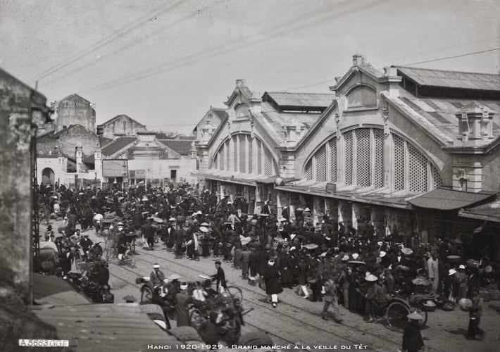 Khung cảnh sầm uất tại chợ Đồng Xuân ngày 30 Tết vào những năm 1920.