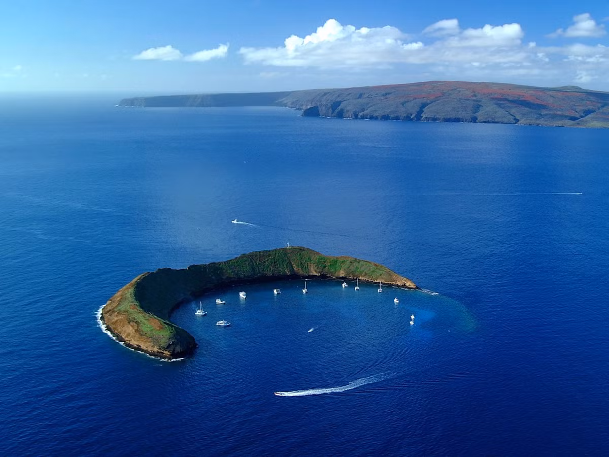 Đảo Molokini ở Hawaii, Mỹ nhìn từ trên cao rất giống Mặt trăng. Nơi đây thực chất là một ngọn núi lửa hình lưỡi liềm. Điều này xuất phát từ việc một phần ngọn núi chìm dưới dòng kênh Alalaleiki, nằm giữa đảo Maui và Kaho'olawe. Ảnh: gohawaii.
