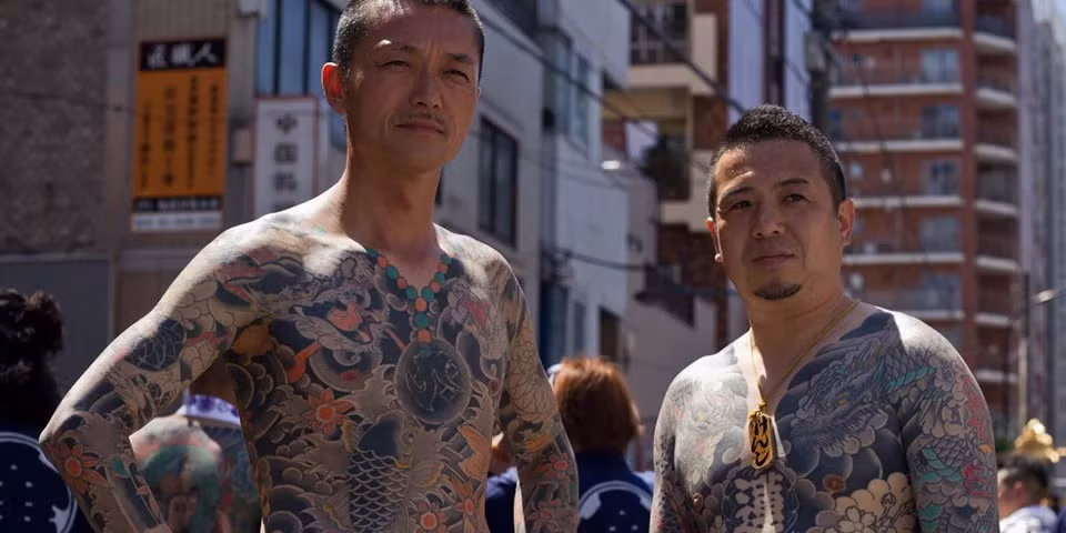 Yakuza có nguồn thu khá lớn từ các hoạt động bất hợp pháp như: sòng bạc, ma túy, mại dâm, cho vay nặng lãi, bảo kê, tống tiền, giết người... Ảnh: tokyosnackbox.
