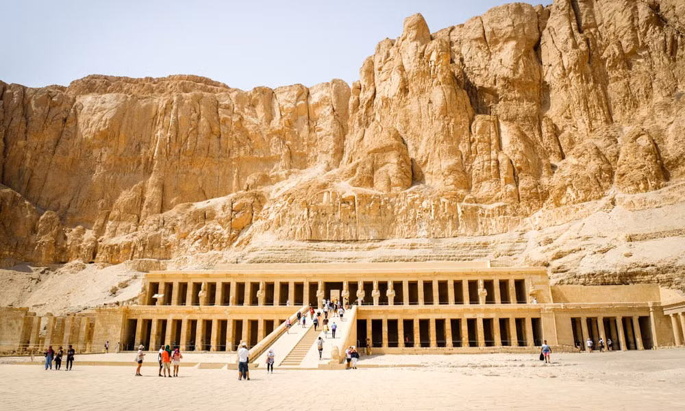 Trong một khám phá thú vị hơn, nhóm của ông Hawass đã phát hiện hơn 1.500 khối đá nhiều màu sắc từng là một phần của ngôi đền thung lũng Hatshepsut, nằm gần đền tang lễ của pharaoh Hatshepsut. Ngôi đền thung lũng được trang trí bằng nhiều cảnh khác nhau, bao gồm mô tả chi tiết cuộc sống quý tộc trong thời kỳ Vương triều thứ 18. Ảnh: egypttoursportal.