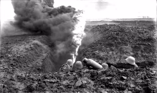 Lính Đức sử dụng súng phun lửa để thiêu đốt quân địch ngày 4/4/1917.