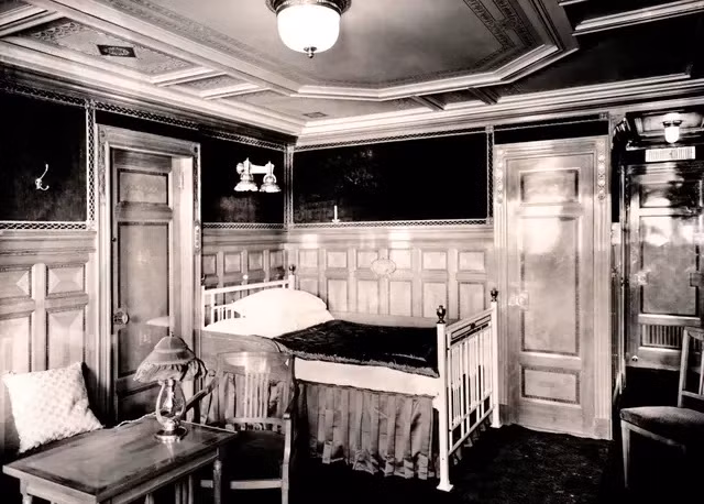 Sau khi tàu Titanic gặp thảm kịch kinh hoàng, các nhà điều tra, chuyên gia đã phân tích tình hình, các ghi chép, hồ sơ liên quan. Theo đó, họ phát hiện thủy thủ đoàn tàu Titanic đã phớt lờ một số cảnh báo. Nếu họ chú ý đến những cảnh báo này thì thảm kịch đắm tàu có thể đã không xảy ra. Ảnh: Popperfoto via Getty Images.
