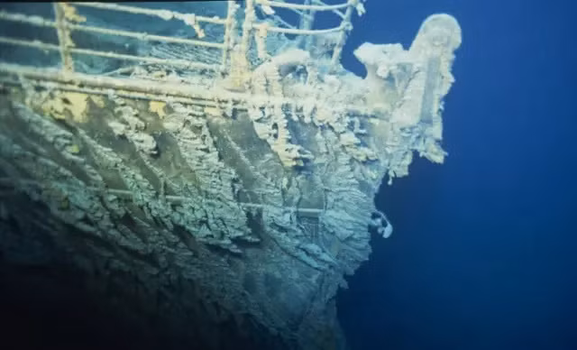 Những điều tra của các chuyên gia cũng phát hiện thủy thủ đoàn tàu Titanic thiếu ống nhòm trên cột buồm. Tiếp đến, nhân viên điều khiển máy phát sóng vô tuyến không truyền đi một cảnh báo quan trọng nhận từ tàu buôn Anh SS Mesaba. Ảnh: Xavier DESMIER/Gamma-Rapho via Getty Images.