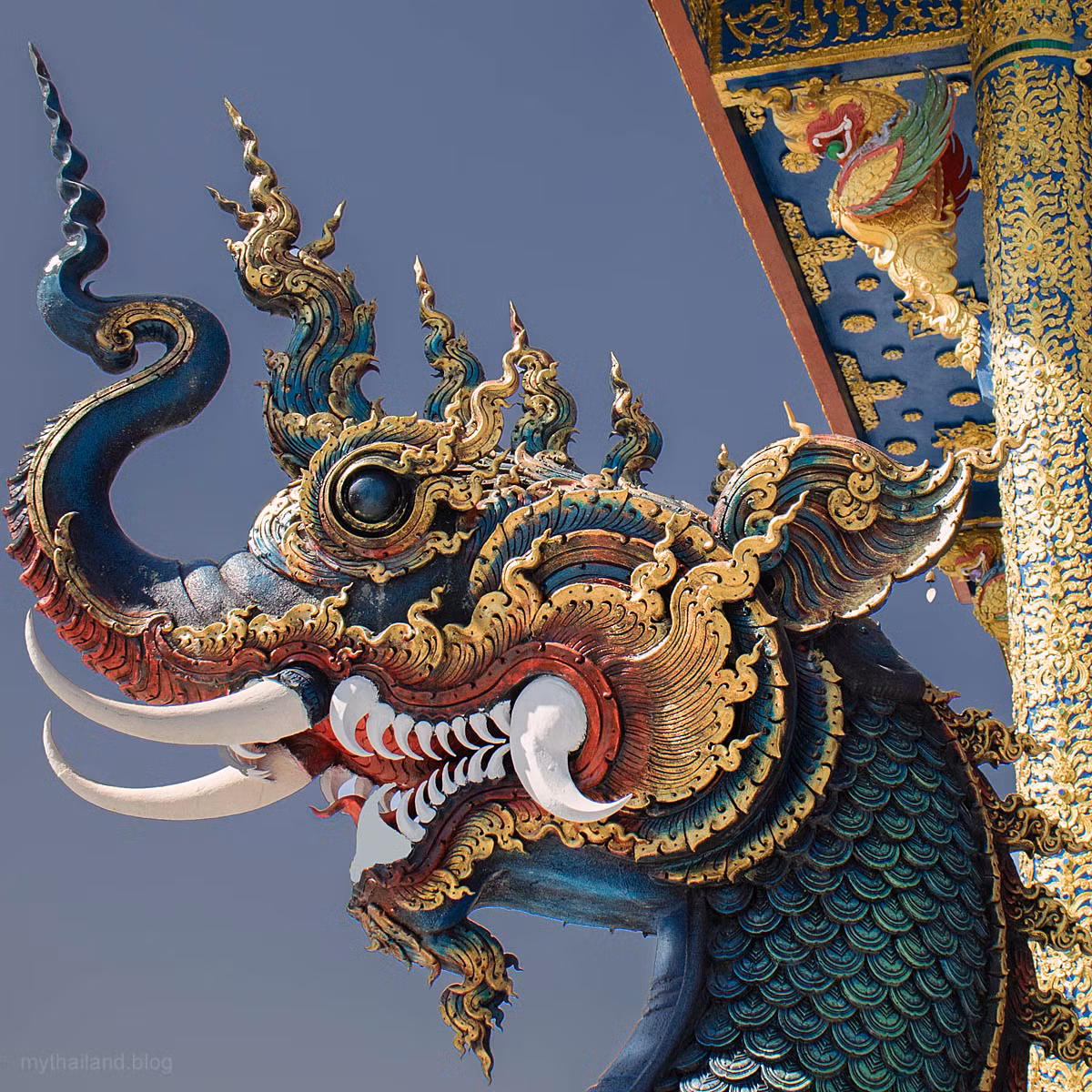 Đối với người dân Thái Lan, rắn là loài vật linh thiêng đóng vai trò quan trọng trong cuộc sống từ hàng ngàn năm trước. Theo quan niệm của người Thái Lan, rắn được xem là loài vật mang đến may mắn cho con người. Do vậy, nhiều đền thờ rắn được xây dựng tại quốc gia này và được người dân thờ phụng, tôn sùng. Ảnh: mythailand.