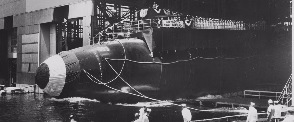 Tàu ngầm tấn công hạt nhân USS Thresher có lượng giãn nước khi nổi là 3.540 tấn, dài gần 85m. Con tàu được trang bị nhiều vũ khí khủng gồm: 4 ống phóng ngư lôi, tên lửa UUM-44A SUBROC, UGM-84A/C Harpoon, thủy lôi MK 57, MK 60 CAPTOR... Ảnh: U.S. Naval Institute Photo Archive.