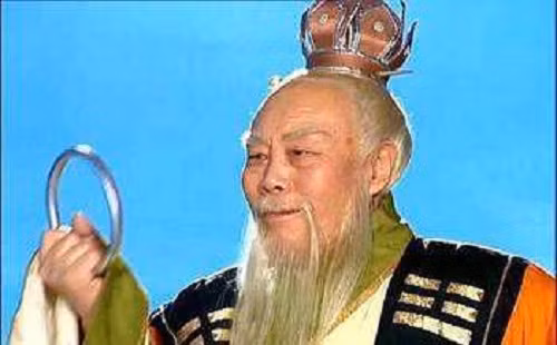 Kim Cang Trác hay còn gọi là Kim Cang Sào là chiếc vòng của Thái Thượng Lão Quân. Đây là một thần khí uy lực luôn được Thái Thượng Lão Quân mang theo bên người. Thần khí này có khả năng hút mọi bảo vật, thủy hỏa bất xâm, ngũ hành bất hoại.