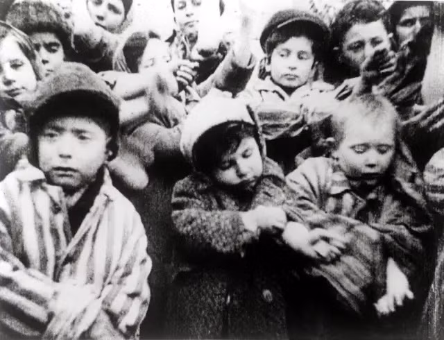 Tuy nhiên, không phải tù nhân nào được đưa tới Auschwitz đều bị giết ngay lập tức. Những tù nhân Do Thái đủ sức khỏe sẽ được đưa tới làm việc tại khu sản đạn dược, cao su tổng hợp hoặc các sản phẩm khác mà Đức quốc xã coi là thiết yếu trong Thế chiến 2. Ảnh: Galerie Bilderwelt/Getty Images.