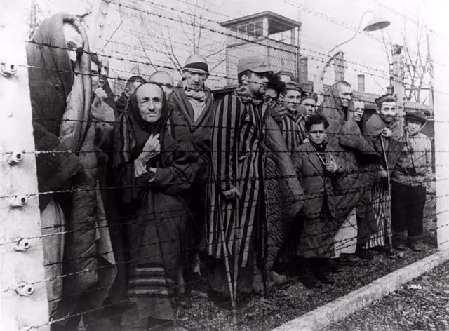 Thế nhưng, sau khi Hitler và chính quyền Đức quốc xã thông qua Giải pháp cuối cùng, Auschwitz trở thành trại tử thần - nơi giết hại tù nhân Do Thái. Ảnh: Galerie Bilderwelt/Getty Images.