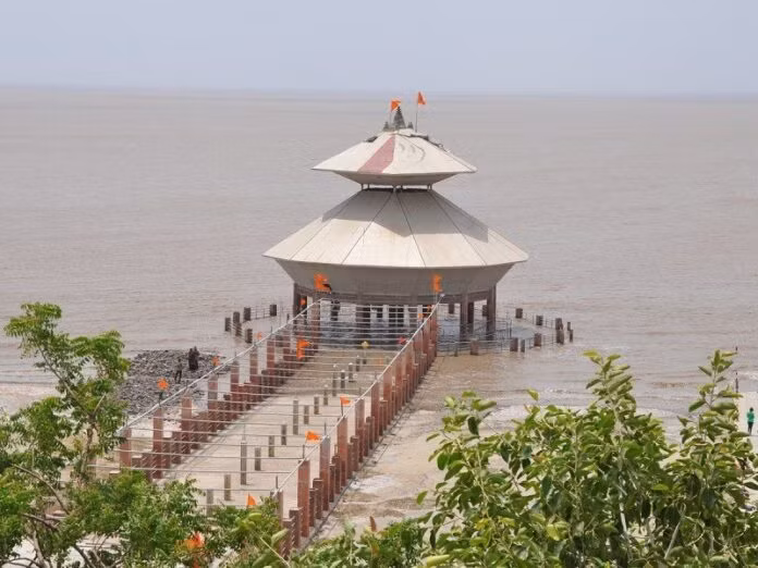 Để có thể ngắm nhìn vẻ đẹp của ngôi đền Stambheshwar Mahadev, nhiều du khách dành trọn một ngày. Ảnh: monomousumi.