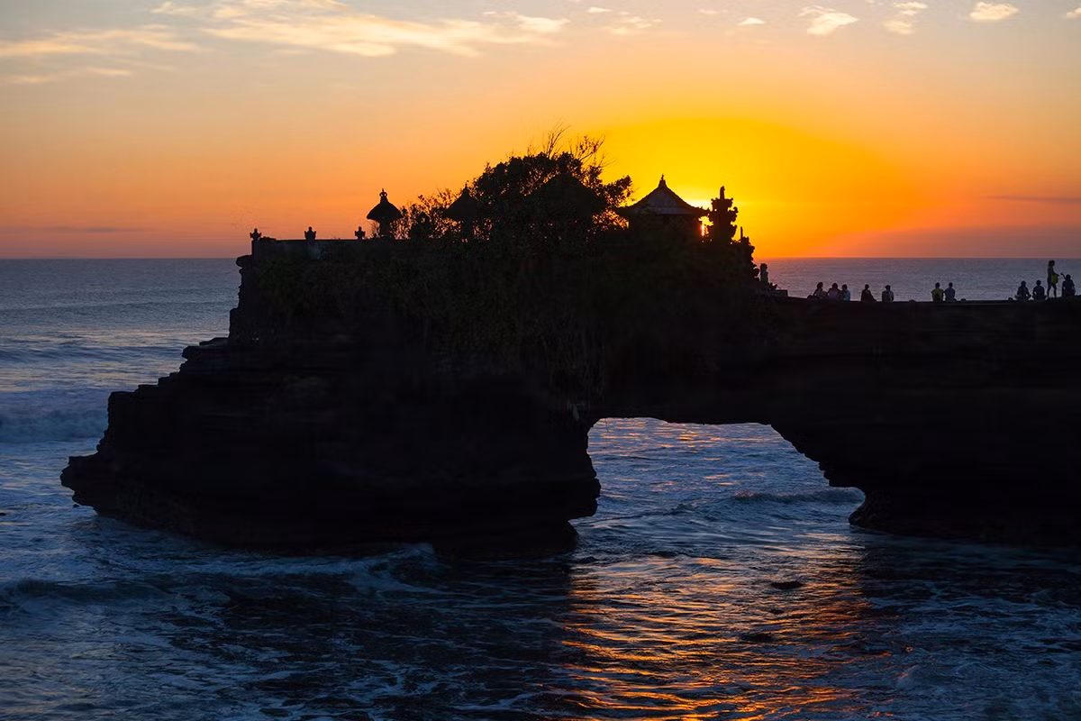  Ngôi đền linh thiêng Tanah Lot ở Bali, Indonesia là một trong những điểm đến nổi tiếng được nhiều người biết đến. Công trình tôn giáo này nằm trên đỉnh ngọn núi đá. Ảnh: Indonesia.travel.