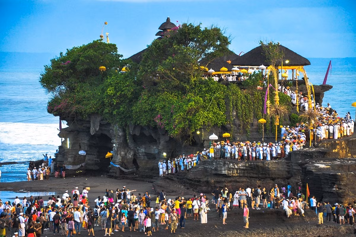Do Tanah Lot nằm cách bờ biển khoảng 300m nên khi thủy triều lên, ngôi đền trở nên biệt lập giữa biển khơi. Ảnh: indonesia.travel.