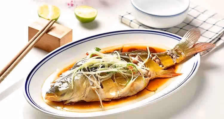 Tương tự như vậy, món cá (ngụ ý dư thừa của cải), mì trường thọ (sợi mì dài với mong ước sức khỏe sống lâu). Ngoài ra, trong Tết Nguyên đán, người dân sẽ gửi tặng các thành viên trong gia đình, bạn bè... những phong bao bì lì xì màu đỏ cùng những lời chúc may mắn, bình an và thịnh vượng. Ảnh: chinahighlights.
