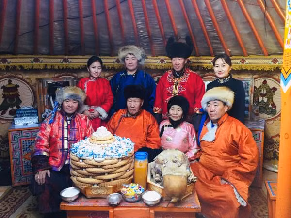 Trong 3 ngày Tết Tsagaan Sar, người dân chỉ mặc trang phục truyền thống và cùng nhau trò chuyện, gửi những lời chúc tốt đẹp tới nhau, thưởng thức những món ăn ngon làm từ sữa, thịt cừu, thịt ngựa... Ảnh: responsibletravel.