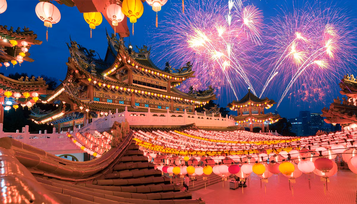 Cũng giống người Trung Quốc, người dân Hàn Quốc đón Tết Nguyên đán với lên gọi Seollal. Là ngày lễ quan trọng nhất trong năm, Seollal không chỉ đánh dấu sự chuyển giao năm cũ và năm mới mà còn là dịp để con cháu trong nhà đoàn tụ, bày tỏ lòng thành kính với tổ tiên, ông bà, cha mẹ. Ảnh: dailynewsegypt.
