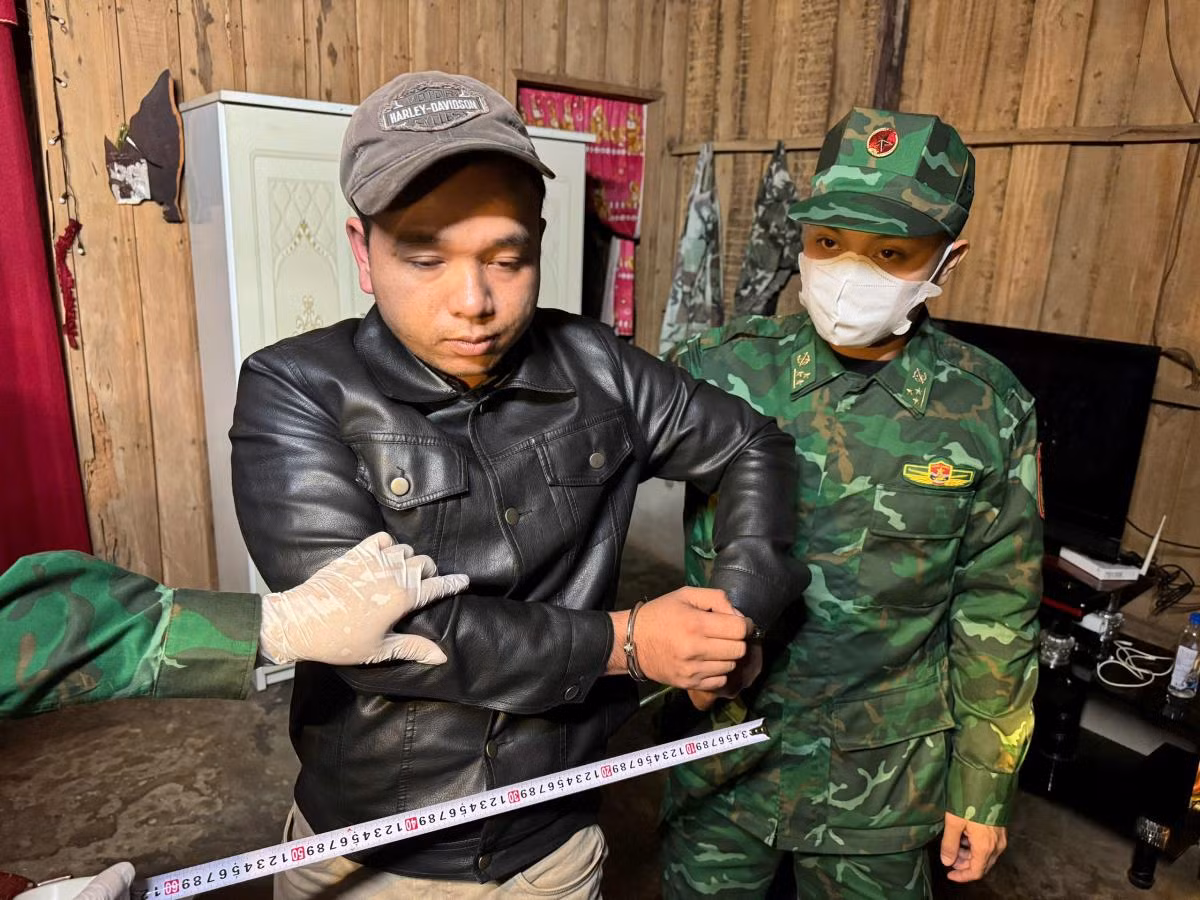 Bat nam thanh nien o Quang Tri tang tru 102 vien ma tuy