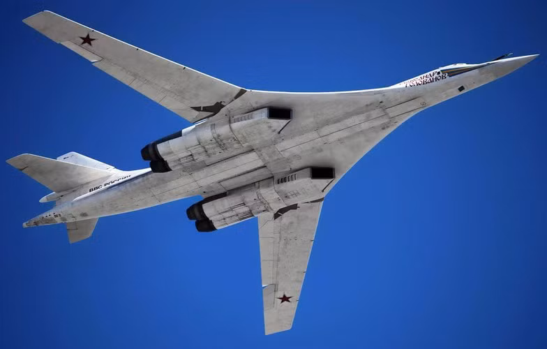 "Hai chiếc Tu-160 có khả năng mang tên lửa hạt nhân đã áp sát không phận Canada vào sáng 1/2, như Bộ Tư lệnh phòng thủ không gian vũ trụ Bắc Mỹ (NORAD) tuyên bố".