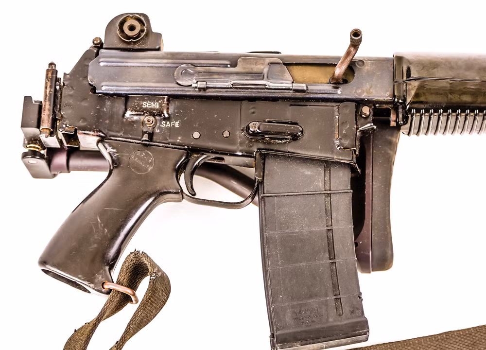 Buồng đạn của AR-18 được gia công bằng thép dập tương tự như kiểu gia công buồng đạn của AKM. Các bộ phận của nó có độ dung sai khá lớn. Việc sử dụng công nghệ gia công thép dập của AR-18 khiến nó khó thích nghi với công nghệ gia công tiện, phay, hàn và dán tem vẫn còn khá phổ biến ở các nước phương Tây những năm 1960.