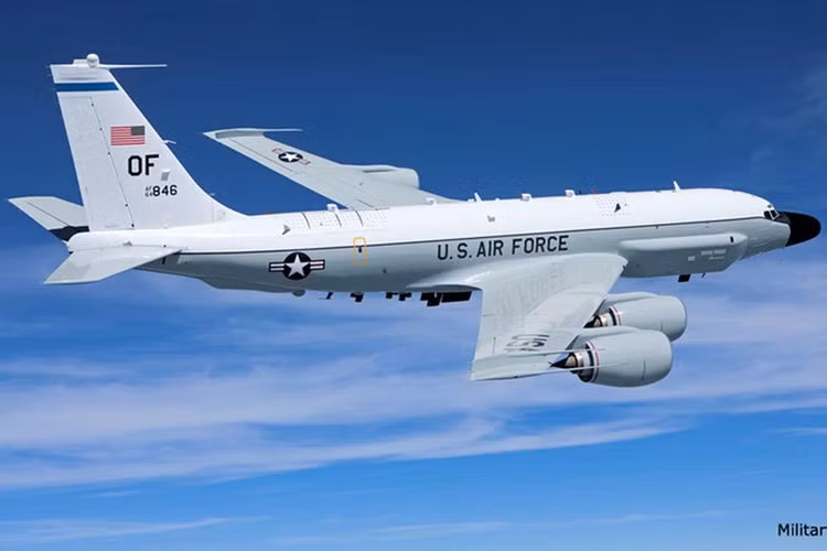 RC-135 có hệ thống cảnh báo va chạm, hệ thống liên lạc bằng sóng radio, ăng ten vệ tinh, máy ảnh điện quang học độ phân giải cao cùng hệ thống cảm biến.