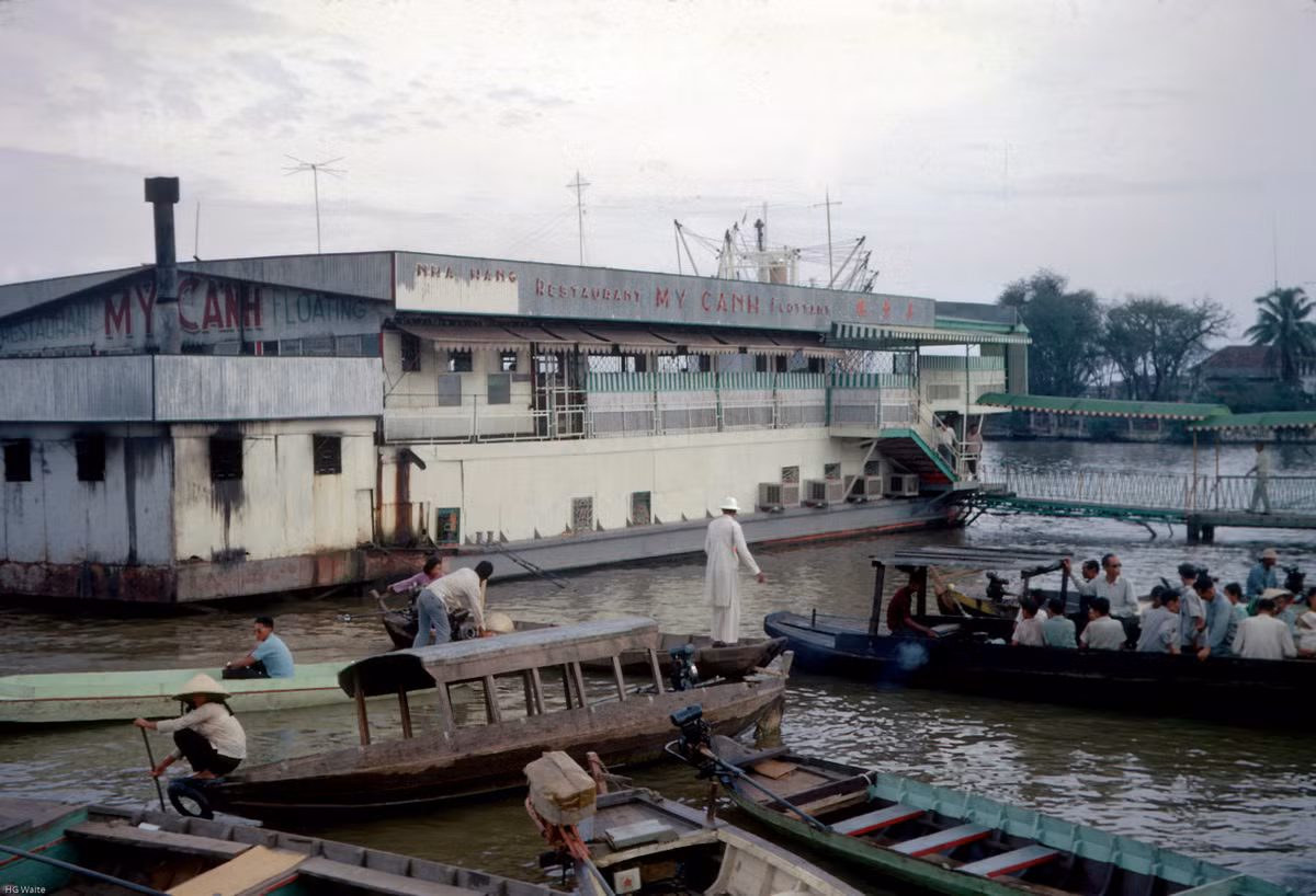 Khách hàng chủ yếu của nhà hàng nổi Mỹ Cảnh là nhân viên quân sự Mỹ và viên chức của chế độ Sài Gòn.