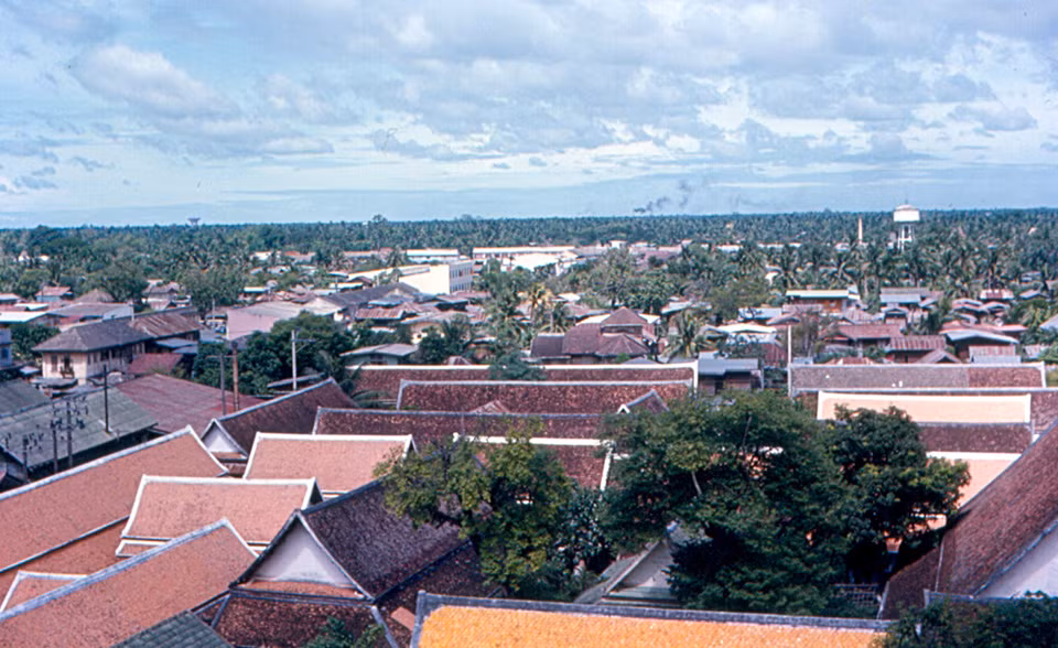 Khu vực Tây Nam Bangkok năm 1967. nhìn từ tháp chùa Wat Arun. Ảnh: Roger W.