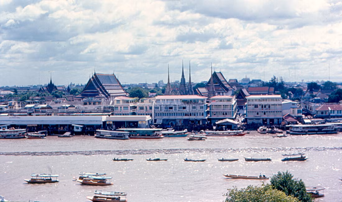 Khu cung điện Hoàng gia Bangkok nhìn từ tháp chùa Wat Arun. Ảnh: Roger W.