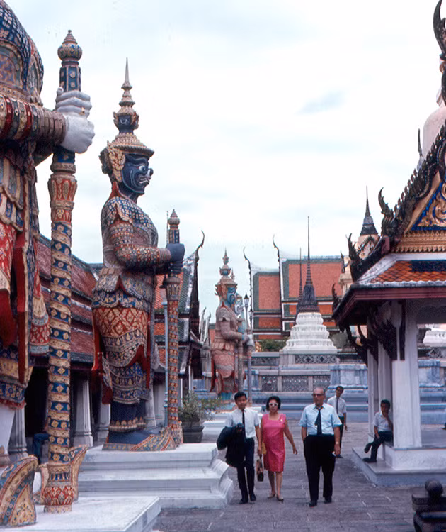 Trong sân chùa Wat Phra Keo cạnh Hoàng cung. Ảnh: Roger W.