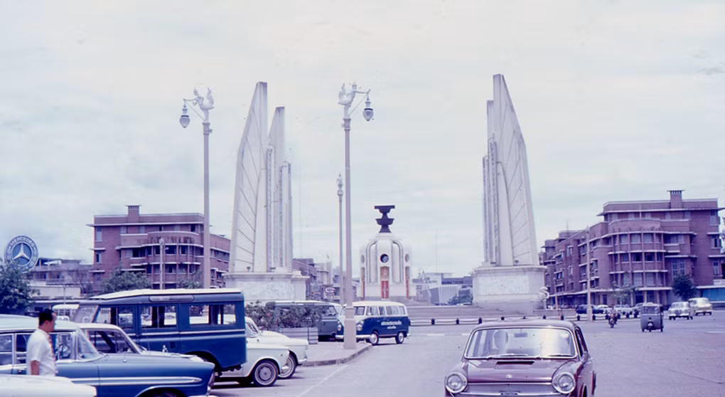 Tượng đài Dân Chủ ở trung tâm Bangkok. Ảnh: Roger W.