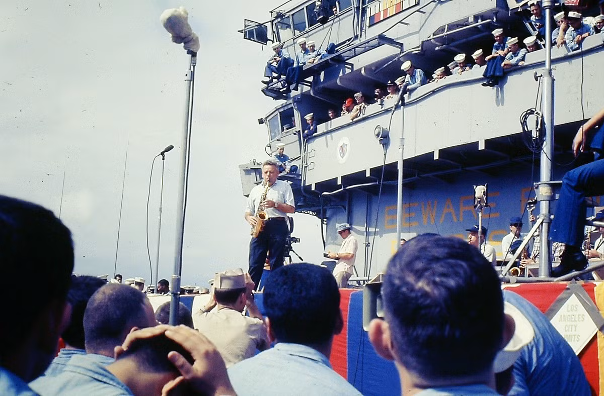 Một số hình ảnh khác về USO Show trên tàu sân bay USS Bennington năm 1966.