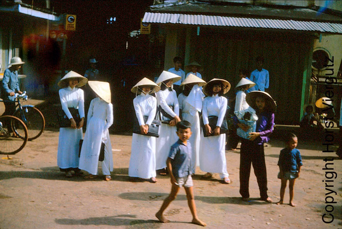 Nữ sinh áo dài trên đường phố.